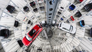 Autos stehen in einem Turm zur Auslieferung bereit (Symbolbild).