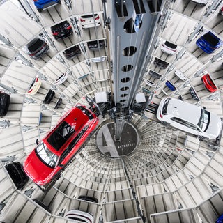 Autos stehen in einem Turm zur Auslieferung bereit (Symbolbild).
