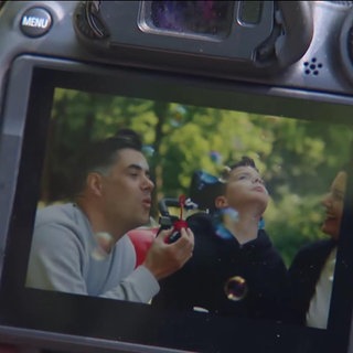 Eine Kamera auf der ein Familienfoto zu sehen ist