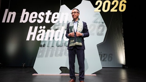 Cem Özdemir (Bündnis 90Die Grünen) reagiert beim Landesparteitag der Grünen in Baden-Württemberg nach seiner Wahl zum Spitzenkandidaten.