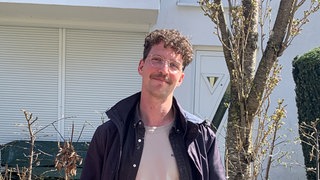 Findelkind Fabian steht vor dem Haus, vor dem er vor 26 Jahren abgelegt wurde