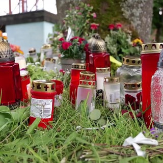 Lichter und Blumen stehen bei der Baustelle in Horb