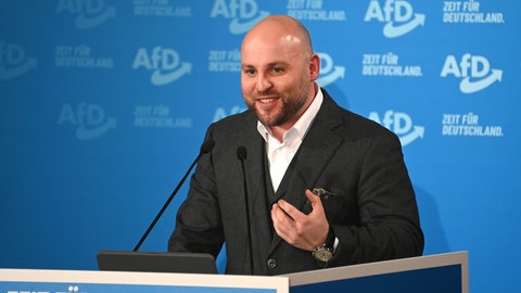 Markus Frohmaier (AfD) bei seiner Rede zu einer Wahlkampf-Veranstaltung.