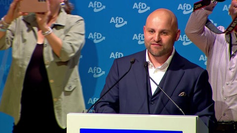 AfD-Spitzenkandidat Markus Frohnmaier am Rednerpult beim Wahlparteitag in Heilbronn