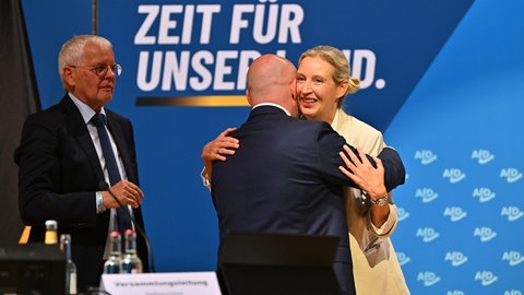 Die AfD-Bundesvorsitzende Alice Weidel umarmt den Ministerpräsidenten-Kandidaten beim Listenparteitag in Heilbronn.