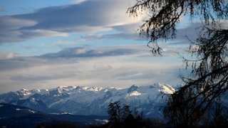 Föhnwolken ziehen über dem Tennengebirge im Salzburger Flachgau.
