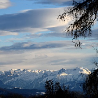 Föhnwolken ziehen über dem Tennengebirge im Salzburger Flachgau.