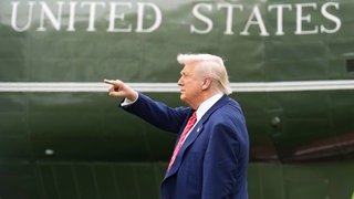 US-Präsident Donald Trump geht auf dem Südrasen des Weißen Hauses.