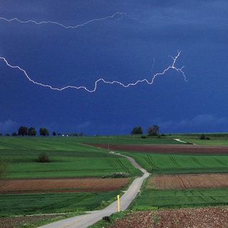 Ein Blitzt zuckt aus einer Gewitterzelle. In Baden-Württemberg werden schwere Gewitter erwartet, große Hagelkörner können viele Schäden verursachen.