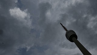 Dunkle Wolken über dem Stuttgarter Fernsehturm. (Symbolbild)