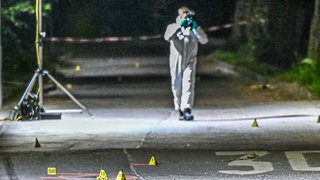 Ein Polizist fotografiert zur Spurensicherung am Tatort in Göppingen