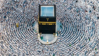Menschen stehen um die Kabaa, dem Heiligtum der Muslime in Mekka.