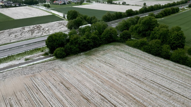 Hagel liegt auf den Feldern bei Laupheim (Kreis Biberach).