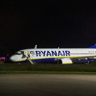 Ein Passagierjet der Fluggesellschaft Ryanair steht auf dem Vorfeld am Flughafen Memmingen. Der Flieger war von Berlin nach Mailand unterwegs, als er in Turbulenzen geratenen ist. 