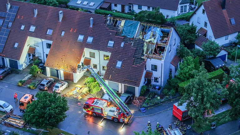 Einsatzkräfte von Feuerwehr waren in der Nacht in Ulm im Einsatz, nachdem durch das Unwetter das Dach eines Reihenhauses stark beschädigt wurde. Die Feuerwehr gehe von einer starken Windhose aus. 