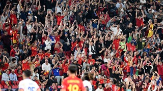 Spanisch Fans feiern ihren knappen Sieg im Stadion
