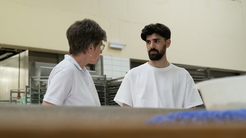 Eve Sigel von der Bäckerei Scholderbeck in Weilheim und Mitarbeiter Faisal K.
