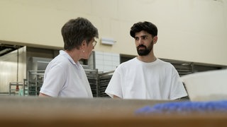 Eve Sigel von der Bäckerei Scholderbeck in Weilheim und Mitarbeiter Faisal K.