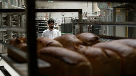 Faisal K. bei der Arbeit in der Bäckerei