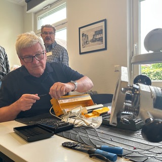 Thomas Seyfang im Rahmen seines Ehrenamts im "Repair-Cafe"