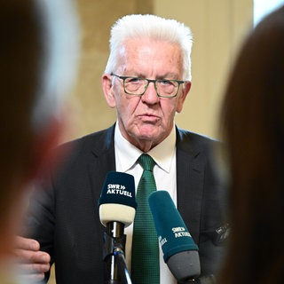 Archivbild: BW-Ministerpräsident Winfried Kretschmann (Grüne) am Mikrofon von SWR Aktuell. Weil die BW-Landesregierung ihre Klimaziele verfehlt, wird sie von der Deutschen Umwelthilfe verklagt.