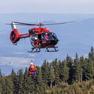 Ein Hubschrauber der Bergwacht im Einsatz im Schwarzwald.