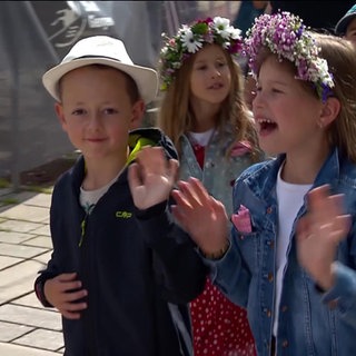 Kinder mit Blumenkränzen auf dem Kopf