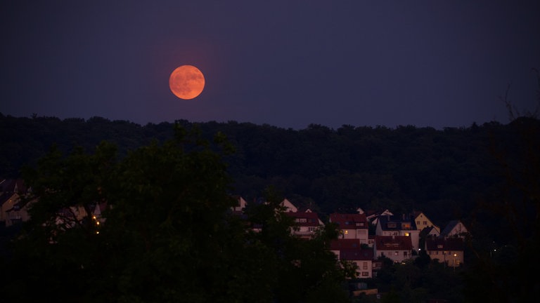Der "Erdbeermond" in Stuttgart.