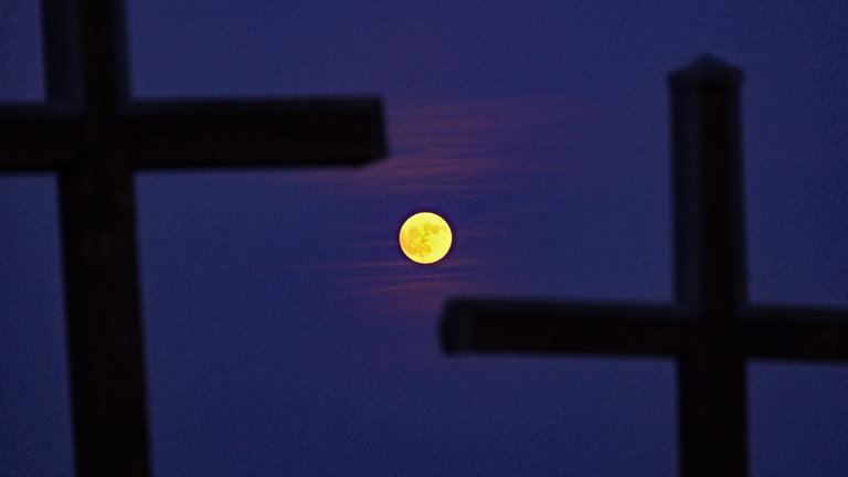 Der "Erdbeermond" von der Salmendinger Kapelle.