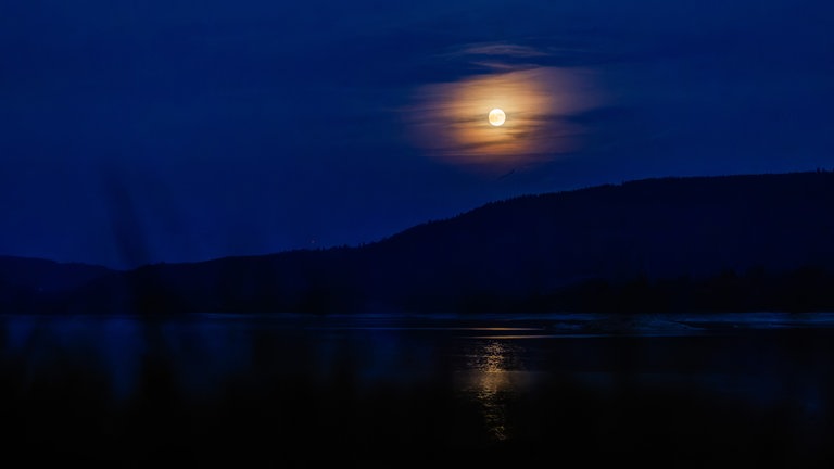 Der "Erdbeermond" ist über dem Schluchsee zu sehen. 