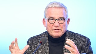 BW-Innenminister Thomas Strobl (CDU) spricht im Landtag bei einer Landespressekonferenz (Archiv).