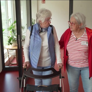 Frau mit Rollator