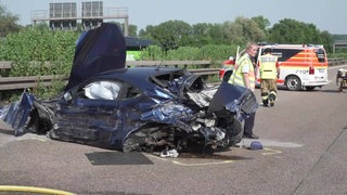 Bei dem Unfall nach einem Reifenplatzer auf der A8 bei Wendlingen (Kreis Esslingen) ist der Fahrer ums Leben gekommen.
