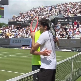 Tennisspieler Alexander Zverez umarmt seinen Gegner nach dem Match