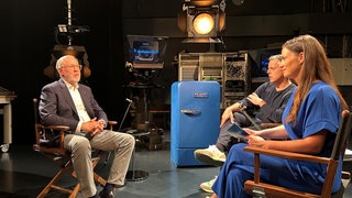 Der Steuerberater Thomas Eigenthaler (links) sitzt den Moderatoren von "Zur Sache Intensiv" Henning Otte und Alexandra Gondorf gegenüber.