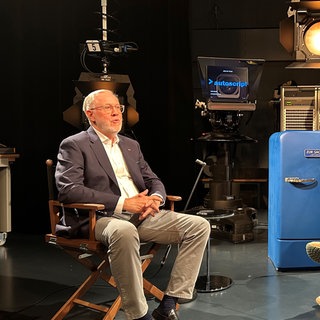 Der Steuerberater Thomas Eigenthaler (links) sitzt den Moderatoren von "Zur Sache Intensiv" Henning Otte und Alexandra Gondorf gegenüber.