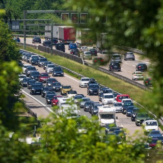 Stillstand in der Sommerhitze: Stau zum Ende der Pfingstferien auf der A8 in Bayern