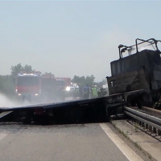 ein brennender LKW wird gelöscht