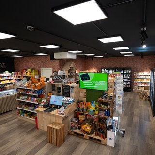 Ein personalloser Laden der Kette "Tante-M" von innen.