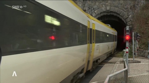 Zug fährt in einen Tunnel