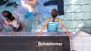 Kinder nehmen an einem Schwimmkurs teil. Nachdem ein Grundschüler in Konstanz während des Schwimmunterrichts ums Leben kam, gibt es Diskussionen um den Schwimmunterricht an den Grundschulen in Baden-Württemberg.
