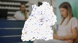 Eine Patientin sitzt im Wartezimmer eines Arztes