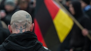 Ein Teilnehmer einer rechten Demonstration. Der Staatsschutz in BW durchsucht mutmaßliche Mitglieder eines Ablegers der verbotenen rechtsextremen Organisation "Blood & Honour". (Symbolbild)