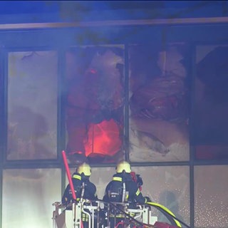 Feuerwehr löscht Brand