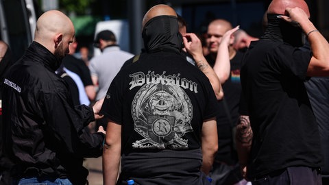 Neonazis auf einer Demo. (Symbolbild)