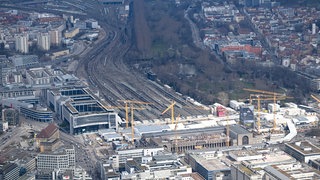 Blick auf die Baustelle des milliardenschweren Bahnprojekts Stuttgart 21, bei dem der Hauptbahnhof der baden-württembergischen Landeshauptstadt unter die Erde verlegt werden soll, aufgenommen aus einem Hubschrauber.