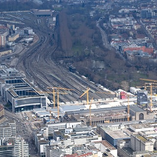 Blick auf die Baustelle des milliardenschweren Bahnprojekts Stuttgart 21, bei dem der Hauptbahnhof der baden-württembergischen Landeshauptstadt unter die Erde verlegt werden soll, aufgenommen aus einem Hubschrauber.