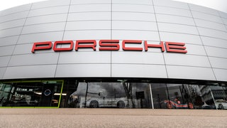 Ein Porsche-Schriftzug ist am Firmensitz in Stuttgart-Zuffenhausen auf einem Gebäude zu sehen.