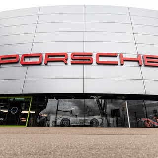 Ein Porsche-Schriftzug ist am Firmensitz in Stuttgart-Zuffenhausen auf einem Gebäude zu sehen.