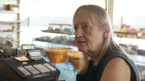 Petra Prieler arbeitet bei der Tafel an der Kasse, weil sonst ihre Rente nicht reicht. 